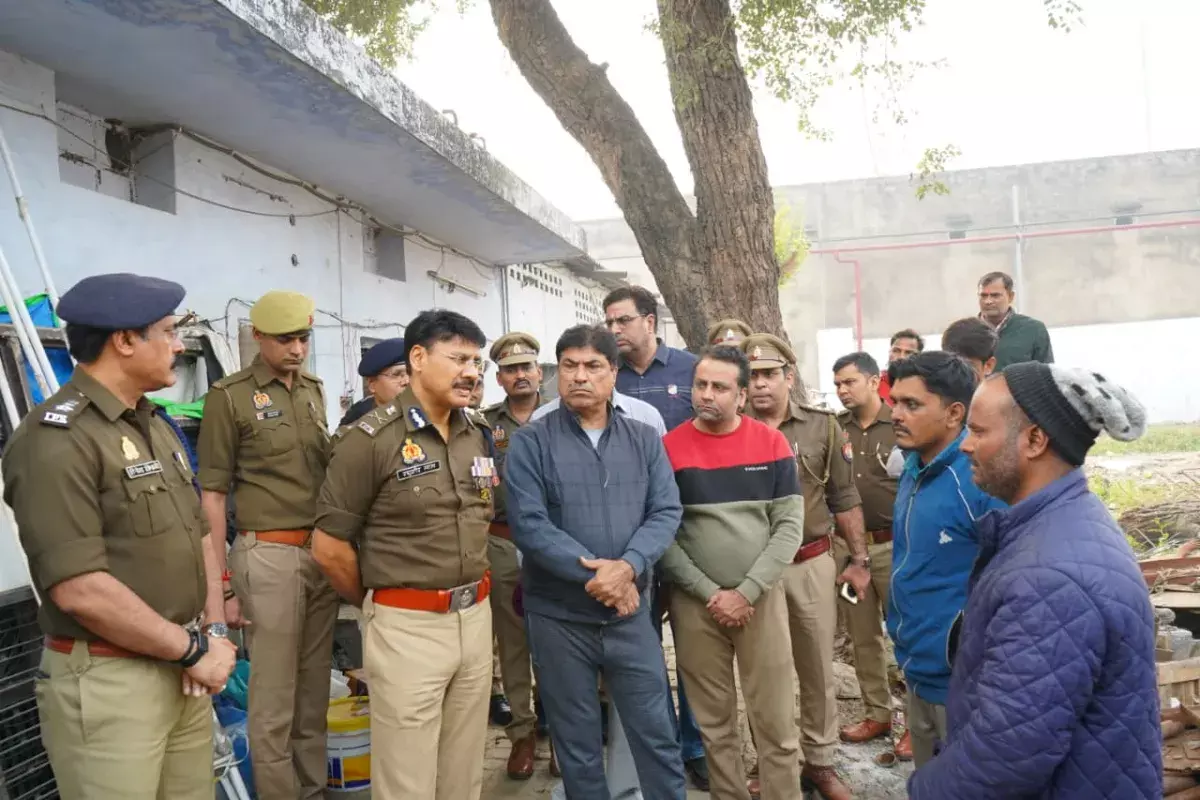 Kanpur: चार श्रमिकों की दम घुटने से मौत, कोयला जलाना बना कारण Kanpur: चार श्रमिकों की दम घुटने से मौत, कोयला जलाना बना कारण