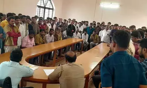 ऑटो और टैक्सी ड्राइवरों की मीटिंग; तहसीलदार को नियमों का पालन करने का निर्देश ऑटो और टैक्सी ड्राइवरों की मीटिंग; तहसीलदार को नियमों का पालन करने का निर्देश