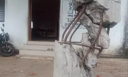 Chikkodi : पब्लिक लाइब्रेरी बिल्डिंग की मरम्मत में लापरवाही