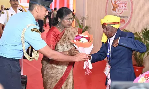 राष्ट्रपति मुर्मु बोलीं - बसन्त, आप मेरे भी पुत्र हैं, 73 साल पुरानी विरासत फिर जीवंत राष्ट्रपति मुर्मु बोलीं - बसन्त, आप मेरे भी पुत्र हैं, 73 साल पुरानी विरासत फिर जीवंत