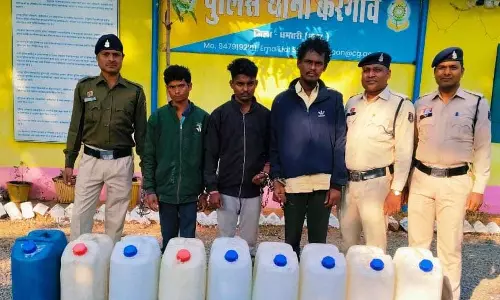 केरेगांव पुलिस ने अवैध कच्ची महुआ शराब बेच रहे सलोनी गांव में दी दबिश केरेगांव पुलिस ने अवैध कच्ची महुआ शराब बेच रहे सलोनी गांव में दी दबिश