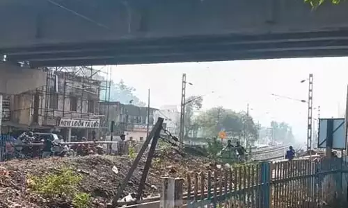 मालगाड़ी आते देख रेलवे ओवरब्रिज से कूदा युवक, हालत नाजुक