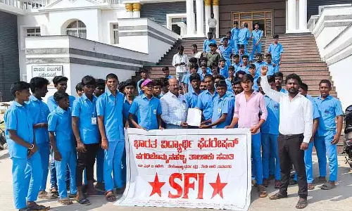 Karnataka : सरकारी स्कूलों के विलय के खिलाफ विरोध प्रदर्शन