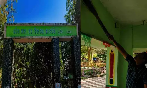 नबरंगपुर DEO ने औचक निरीक्षण के दौरान हाई स्कूल परिसर में झाड़ू लगाई