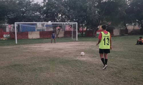 Hisar: हिसार के गांव ‘खान’ में महिला फुटबॉल का शानदार प्रदर्शन