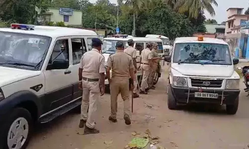 ओडिशा में बांग्लादेशियों के खिलाफ कार्रवाई तेज, जगतसिंहपुर में बड़ी छापेमारी ओडिशा में बांग्लादेशियों के खिलाफ कार्रवाई तेज, जगतसिंहपुर में बड़ी छापेमारी