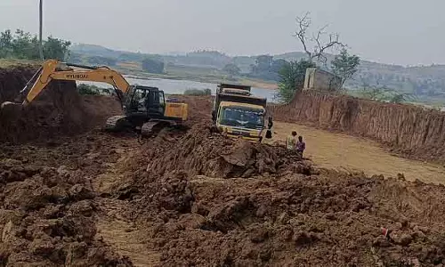 मिट्टी खनन: नदी के किनारों पर हमला