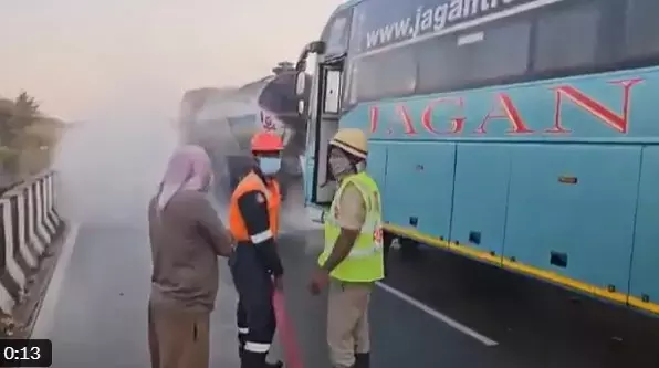 NH-44 पर बड़ा हादसा टला, प्राइवेट ट्रैवल्स की बस एसिड टैंकर से टकरा गई