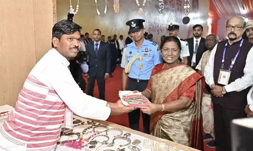 कलिंदर राम ने राष्ट्रपति मुर्मु को पैरी और गमछा किया भेंट कलिंदर राम ने राष्ट्रपति मुर्मु को पैरी और गमछा किया भेंट