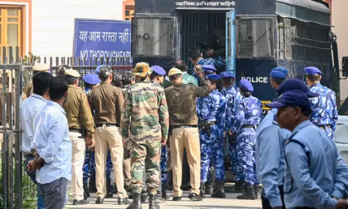 दिल्ली ब्लास्ट: 4 और आरोपियों को 10 दिन की NIA कस्टडी में भेजा गया दिल्ली ब्लास्ट: 4 और आरोपियों को 10 दिन की NIA कस्टडी में भेजा गया