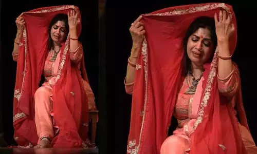प्रोफेसर Dr. Alekhya Punjala रवींद्र भारती के मोनोलॉग में दुशाला के रूप में चमकीं