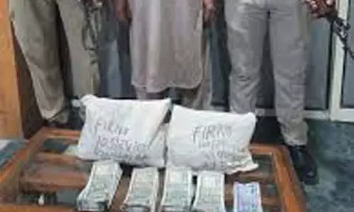 Anantnag में 5 किलो से ज़्यादा प्रतिबंधित पदार्थ के साथ एक व्यक्ति गिरफ्तार Anantnag में 5 किलो से ज़्यादा प्रतिबंधित पदार्थ के साथ एक व्यक्ति गिरफ्तार