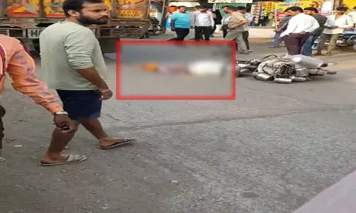 ट्रक ने युवक को रौदा, स्थानीय लोगों ने किया चक्काजाम ट्रक ने युवक को रौदा, स्थानीय लोगों ने किया चक्काजाम