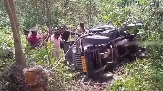 Munnar में छात्रों को ले जा रही जीप पलटी, चार घायल, एक की हालत गंभीर Munnar में छात्रों को ले जा रही जीप पलटी, चार घायल, एक की हालत गंभीर