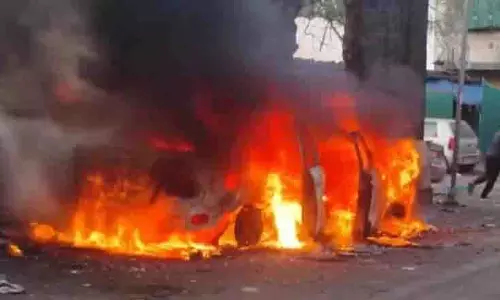 Mumbai: भिवंडी में खड़ी गाड़ी में आग लग गई Mumbai: भिवंडी में खड़ी गाड़ी में आग लग गई