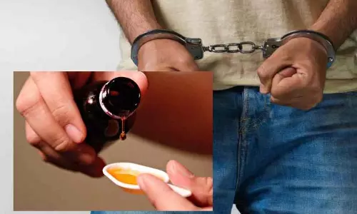 नशीली कफ सिरप बेचने वाले रैकेट का भंडाफोड़, दवा की दुकान का मालिक गिरफ्तार नशीली कफ सिरप बेचने वाले रैकेट का भंडाफोड़, दवा की दुकान का मालिक गिरफ्तार