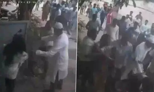 Kodigehalli में दीवार में ड्रिलिंग के विवाद में परिवार ने महिला को घसीटा Kodigehalli में दीवार में ड्रिलिंग के विवाद में परिवार ने महिला को घसीटा