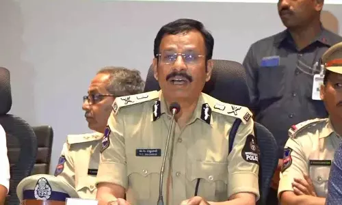 सरकारी अधिकारियों पर हमले के लिए सख्त कार्रवाई की जाएगी: Hyderabad CP Sajjanar सरकारी अधिकारियों पर हमले के लिए सख्त कार्रवाई की जाएगी: Hyderabad CP Sajjanar