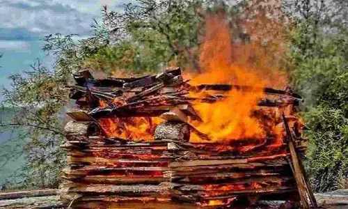 महिला के अंतिम संस्कार के दौरान चिता फटने से बुजुर्ग व्यक्ति की मौत