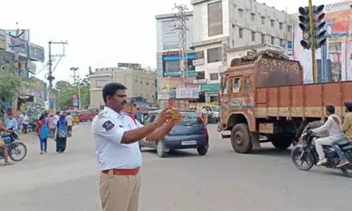 Hyderabad पुलिस कमिश्नर वी सी सज्जनार ने ट्रैफिक नियमों के उल्लंघन पर कार्रवाई की Hyderabad पुलिस कमिश्नर वी सी सज्जनार ने ट्रैफिक नियमों के उल्लंघन पर कार्रवाई की