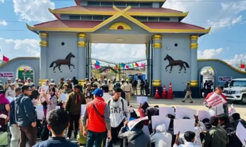 Manipur संगाई फेस्टिवल में तनाव, प्रदर्शनकारियों की पुलिस से भिड़ंत