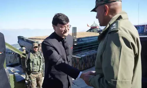DC Baramulla, एसडीएम उरी को प्रतिष्ठित आर्मी कमेंडेशन कार्ड से सम्मानित किया गया DC Baramulla, एसडीएम उरी को प्रतिष्ठित आर्मी कमेंडेशन कार्ड से सम्मानित किया गया