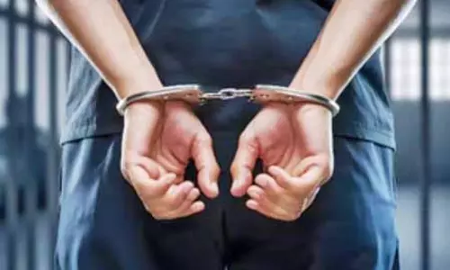 लॉ स्टूडेंट की संदिग्ध मौत मामले में वकील गिरफ्तार, लव लेटर से खुलासा लॉ स्टूडेंट की संदिग्ध मौत मामले में वकील गिरफ्तार, लव लेटर से खुलासा