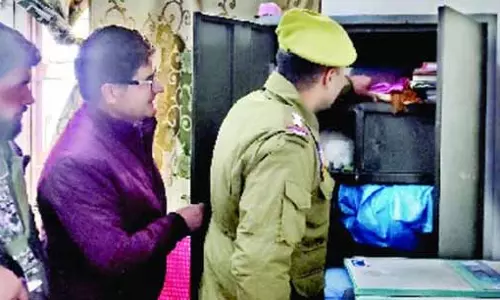 Kashmir के अस्पतालों में डॉक्टरों के लॉकर चेक किए गए