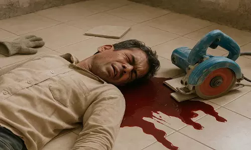 हाउसिंग बोर्ड में टाइल्स कटिंग मशीन की चपेट में आने से मिस्त्री की मौत