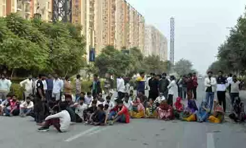 दहेज के लिए गर्भवती महिला ने की आत्महत्या, ग्रामीणों ने किया विरोध प्रदर्शन