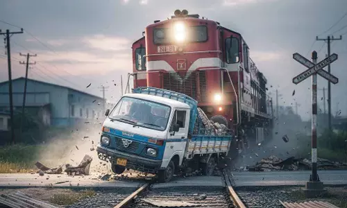 क्रॉसिंग पर मिनी ट्रक और ट्रेन की टक्कर, तीन की मौत