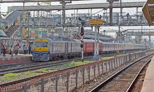 Kamarhati निवासी ट्रेन के सामने कूदने के बाद अस्पताल में भर्ती Kamarhati निवासी ट्रेन के सामने कूदने के बाद अस्पताल में भर्ती