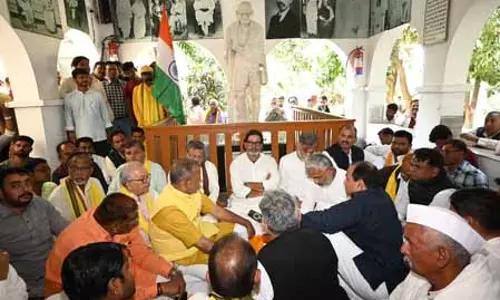 भितिहरवा गांधी आश्रम में प्रायश्चित के लिए एक दिन के मौन उपवास पर बैठे प्रशांत किशोर भितिहरवा गांधी आश्रम में प्रायश्चित के लिए एक दिन के मौन उपवास पर बैठे प्रशांत किशोर