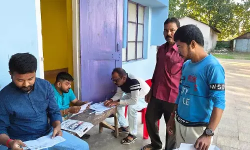 धूपगुड़ी में नगर निगम के कर्मचारी BLO को नागरिक सेवा सीखने में मदद करते हैं धूपगुड़ी में नगर निगम के कर्मचारी BLO को नागरिक सेवा सीखने में मदद करते हैं