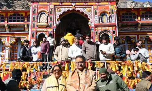 बद्रीनाथ धाम में परिवार संग पहुंचे उत्तराखंड के कृषि मंत्री गणेश जोशी ने की पूजा-अर्चना बद्रीनाथ धाम में परिवार संग पहुंचे उत्तराखंड के कृषि मंत्री गणेश जोशी ने की पूजा-अर्चना