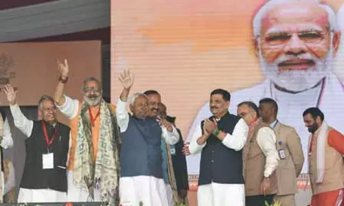 पटना : मुख्यमंत्री नीतीश कुमार की कैबिनेट में 26 मंत्री, ज्यादा पुराने चेहरे पटना : मुख्यमंत्री नीतीश कुमार की कैबिनेट में 26 मंत्री, ज्यादा पुराने चेहरे