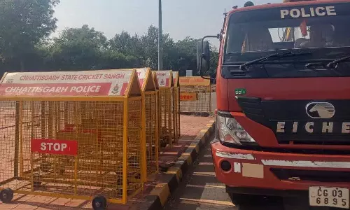 रायपुर पुलिस को छत्तीसगढ़ स्टेट क्रिकेट संघ ने सौंपे 200 लोहे के स्टापर