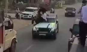 Haryana: थार की छत पर चढ़कर हुड़दंग, चलती गाड़ी से गिरे 3 युवक Haryana: थार की छत पर चढ़कर हुड़दंग, चलती गाड़ी से गिरे 3 युवक