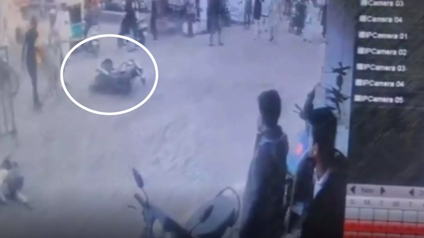 जाको राखे साइयां, मार सके ना कोई...CCTV में रिकॉर्ड हुआ, पढ़ें इस हैरान कर देने वाली घटना की पूरी कहानी जाको राखे साइयां, मार सके ना कोई...CCTV में रिकॉर्ड हुआ, पढ़ें इस हैरान कर देने वाली घटना की पूरी कहानी