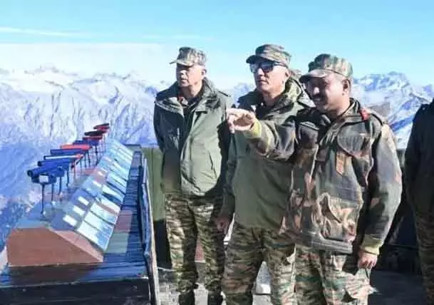 उत्तरी सेना कमांडर ने उत्तरी कश्मीर में घुसपैठ रोधी ग्रिड की समीक्षा की उत्तरी सेना कमांडर ने उत्तरी कश्मीर में घुसपैठ रोधी ग्रिड की समीक्षा की