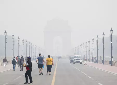 दिल्ली में धुंध की मोटी छाई, औसत वायु गुणवत्ता सूचकांक 400 के करीब पहुंचा दिल्ली में धुंध की मोटी छाई, औसत वायु गुणवत्ता सूचकांक 400 के करीब पहुंचा