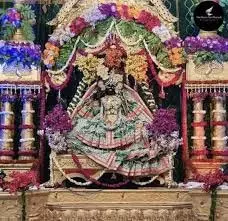 Banke Bihari: बिना बांसुरी की दिव्य मूर्ति, पर्दा और घंटी,जानिए बांके बिहारी मंदिर के रहस्य Banke Bihari: बिना बांसुरी की दिव्य मूर्ति, पर्दा और घंटी,जानिए बांके बिहारी मंदिर के रहस्य