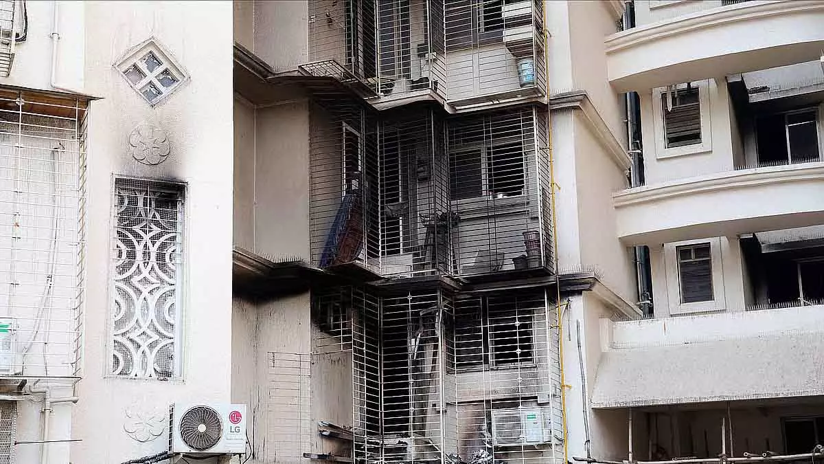 Mumbai में आग लगने की घटनाएं: विद्याविहार में तीन महिलाओं और दो नाबालिगों को बचाया गया Mumbai में आग लगने की घटनाएं: विद्याविहार में तीन महिलाओं और दो नाबालिगों को बचाया गया