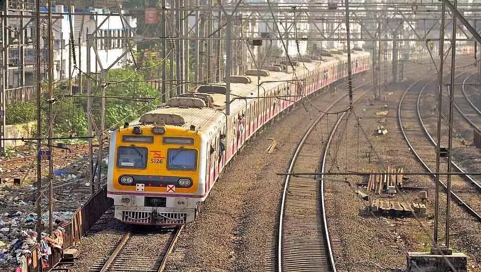 वडाला पॉइंट फेलियर के बाद हार्बर लाइन में देरी; 30 मिनट में सर्विस बहाल हुई वडाला पॉइंट फेलियर के बाद हार्बर लाइन में देरी; 30 मिनट में सर्विस बहाल हुई