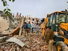 Greater Noida: अवैध 3 मंजिला बिल्डिंग अचानक ढही, 4 मजदूरों की मलबे में दबने से मौत Greater Noida: अवैध 3 मंजिला बिल्डिंग अचानक ढही, 4 मजदूरों की मलबे में दबने से मौत