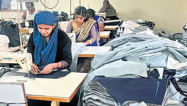 KSPCB ने बेल्लारी जींस इंडस्ट्री को झटका दिया: 36 वॉशिंग यूनिट बंद, हजारों वर्कर्स का भविष्य अनिश्चित KSPCB ने बेल्लारी जींस इंडस्ट्री को झटका दिया: 36 वॉशिंग यूनिट बंद, हजारों वर्कर्स का भविष्य अनिश्चित