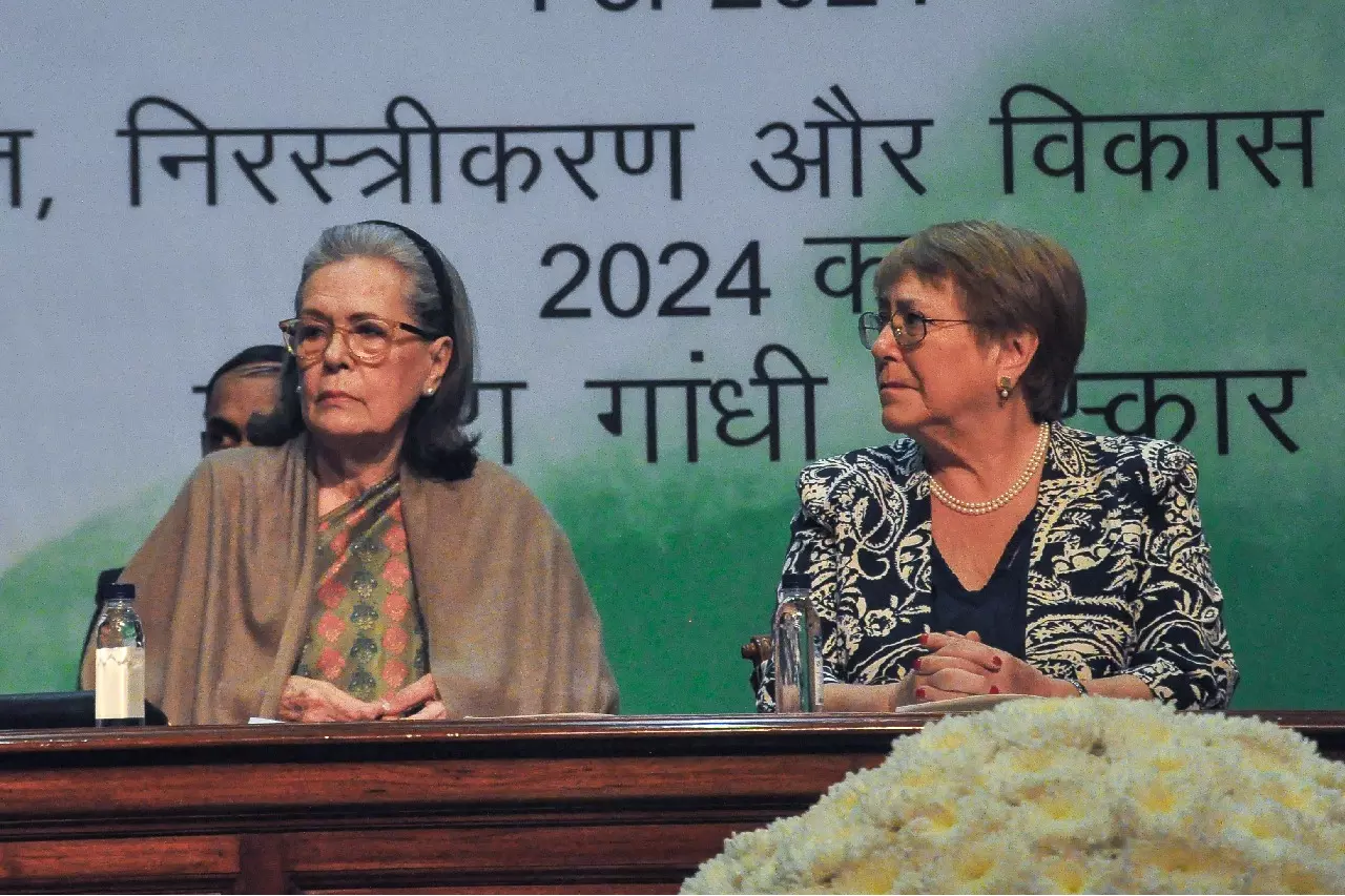 Indira Gandhi करुणा और मानवाधिकारों की सच्ची प्रतीक थीं: सोनिया गांधी Indira Gandhi करुणा और मानवाधिकारों की सच्ची प्रतीक थीं: सोनिया गांधी