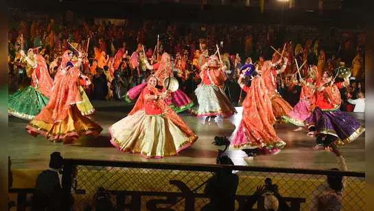 Jaipur: राजस्थान की महिलाओं ने घूमर से बनाया बड़ा रिकॉर्ड Jaipur: राजस्थान की महिलाओं ने घूमर से बनाया बड़ा रिकॉर्ड