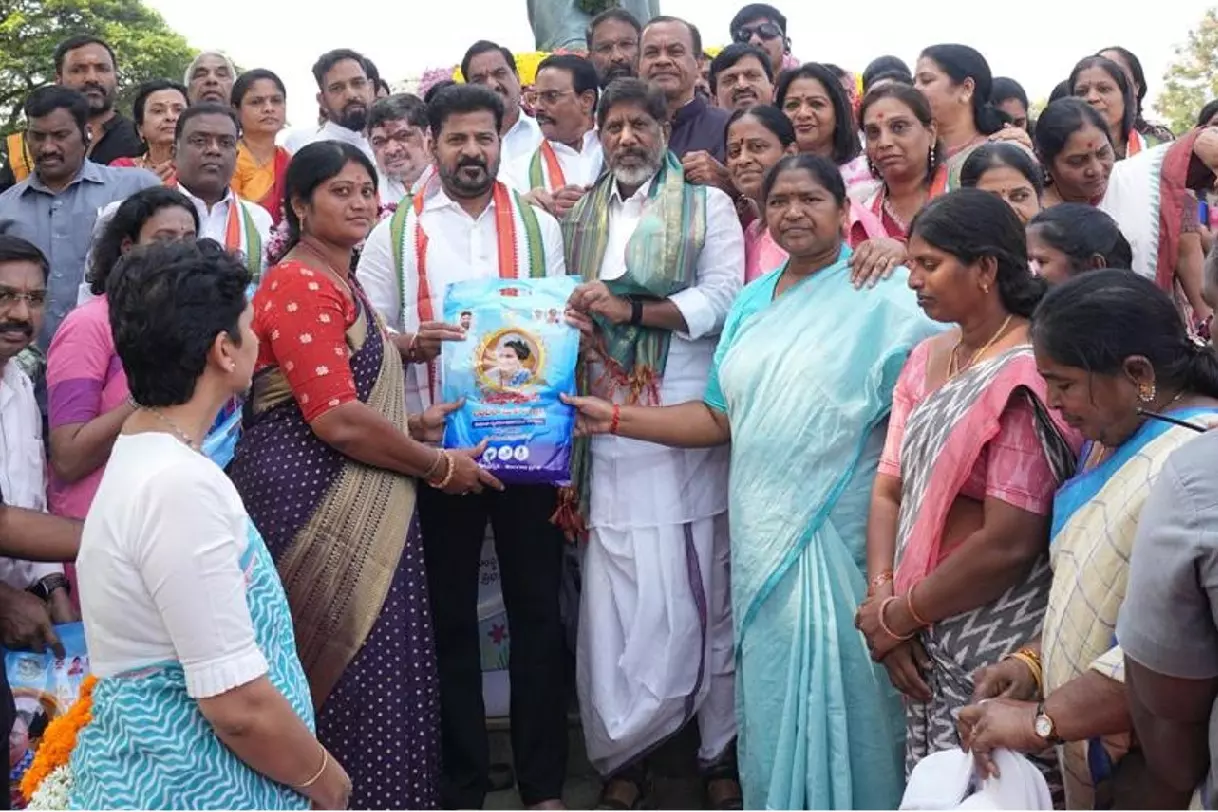 Telangana CM ने एक करोड़ साड़ियों के वितरण का शुभारंभ किया Telangana CM ने एक करोड़ साड़ियों के वितरण का शुभारंभ किया