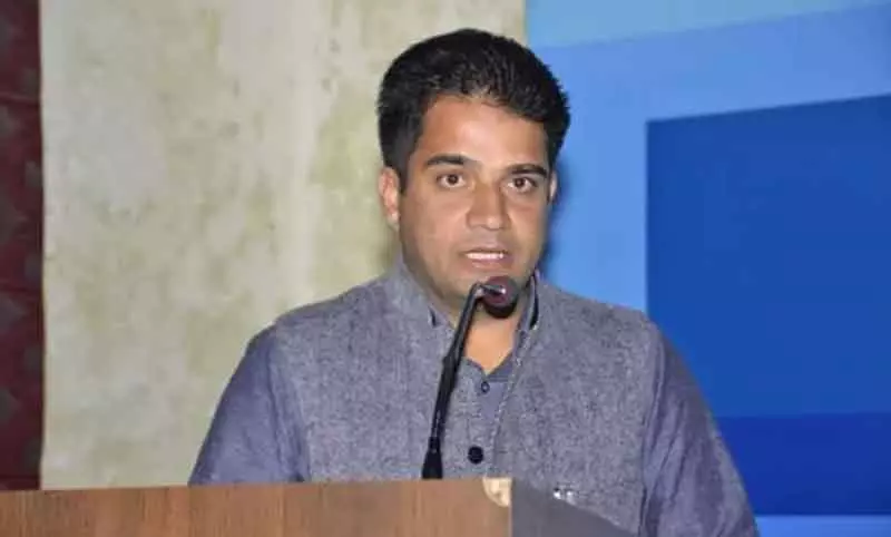इनाम उन नबी ने Kupwara में इंस्पेक्टर असरार शाह के परिवार से मुलाकात की इनाम उन नबी ने Kupwara में इंस्पेक्टर असरार शाह के परिवार से मुलाकात की